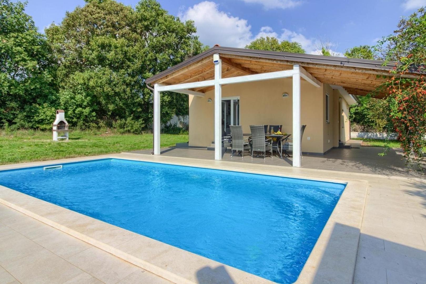 Ferienhaus Mit Privatpool Fuer 6 Personen Ca 80 Qm In Valtura, Istrien Suedkueste Von Istrien Pula