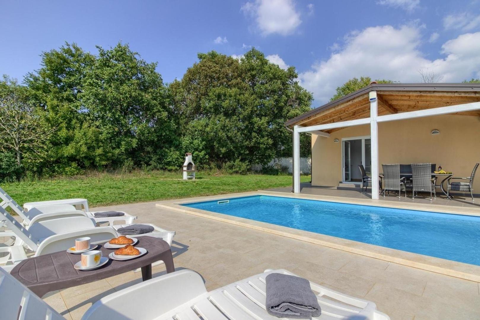 Ferienhaus Mit Privatpool Fuer 6 Personen Ca 80 Qm In Valtura, Istrien Suedkueste Von Istrien Pula